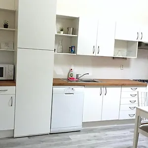 לבקר במלון